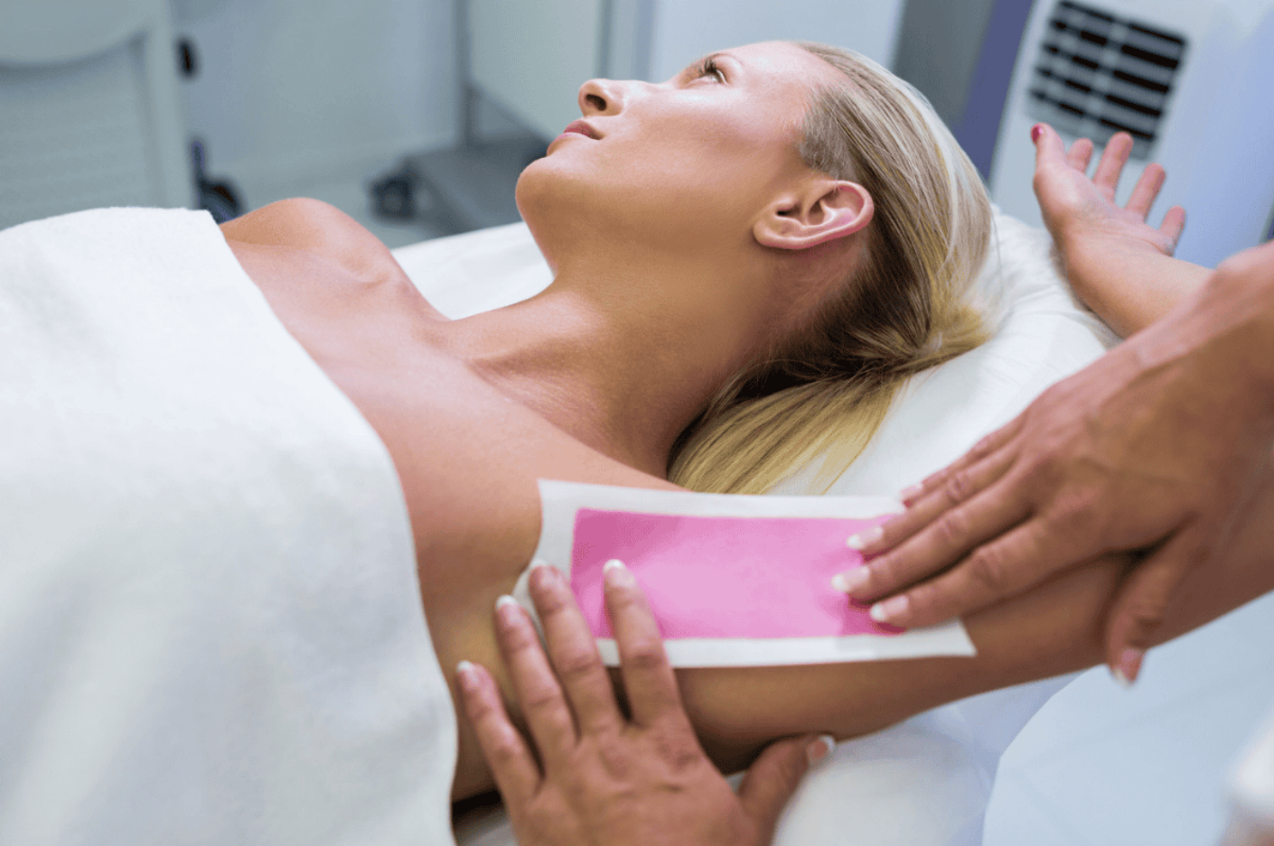 Epilarea cu ceară a zonelor sensibile – ritual de frumusețe și îngrijire personală 